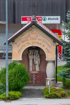 Kapelica svetega Cirila in Metoda s kipom sv. Cirila in Metoda, Tone Kralj, 1930, obla plastika.